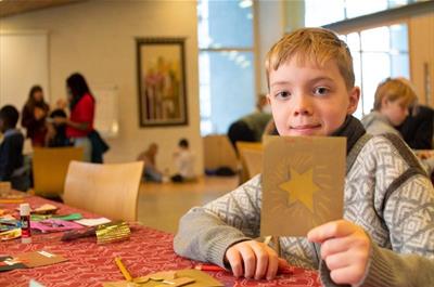 Aktivitetsdag i Løten kirke     Fredag 29. november inviterer Løten kirke alle som går i 3. - 5. trinn til en dag der fellesskap står i fokus.     Det vil være aktiviteter inne og ute, det blir lek, lytting, undring og kreativitet.  Dagen er gratis, og måltider blir servert.  Det er plass til 30 barn, så her er det først-til-mølla.     Detaljert program og informasjon sendes etter påmelding.     Spørsmål og påmelding rettes til menighetspedagog Ann-Elin Lium på telefon: 988 54578 eller på e-post: al843@kirken.no.        Foto: Den Norske kirke