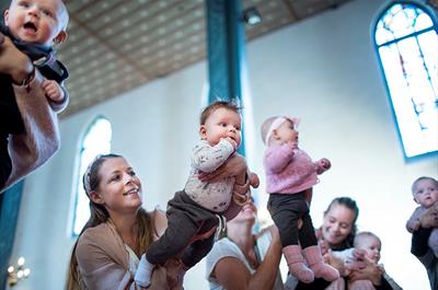 Babyer og foresatte i kirkerommet