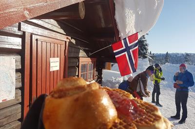 Vafler og kaffe i hytteveggen i strålende sol