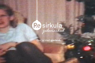 jente i sofaen ved siden av juletreet. Logo for Resirkulas julemarked midt i bildet, hvor deler er formet som en julekule.