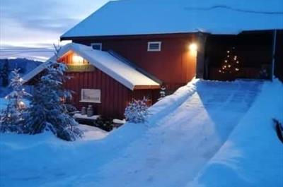 Gammeldags julemarked  med stemning i hus, fjøs og låve