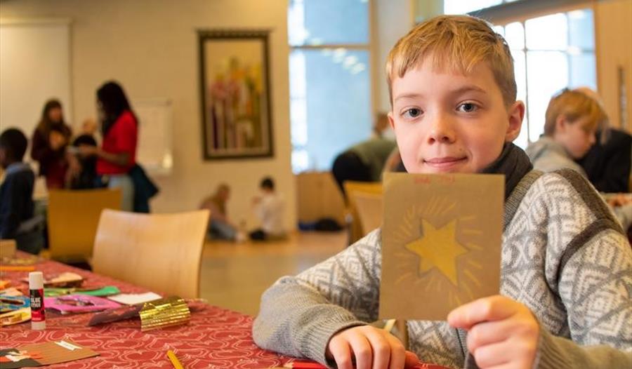 Aktivitetsdag i Løten kirke     Fredag 29. november inviterer Løten kirke alle som går i 3. - 5. trinn til en dag der fellesskap står i fokus.     Det vil være aktiviteter inne og ute, det blir lek, lytting, undring og kreativitet.  Dagen er gratis, og måltider blir servert.  Det er plass til 30 barn, så her er det først-til-mølla.     Detaljert program og informasjon sendes etter påmelding.     Spørsmål og påmelding rettes til menighetspedagog Ann-Elin Lium på telefon: 988 54578 eller på e-post: al843@kirken.no.        Foto: Den Norske kirke