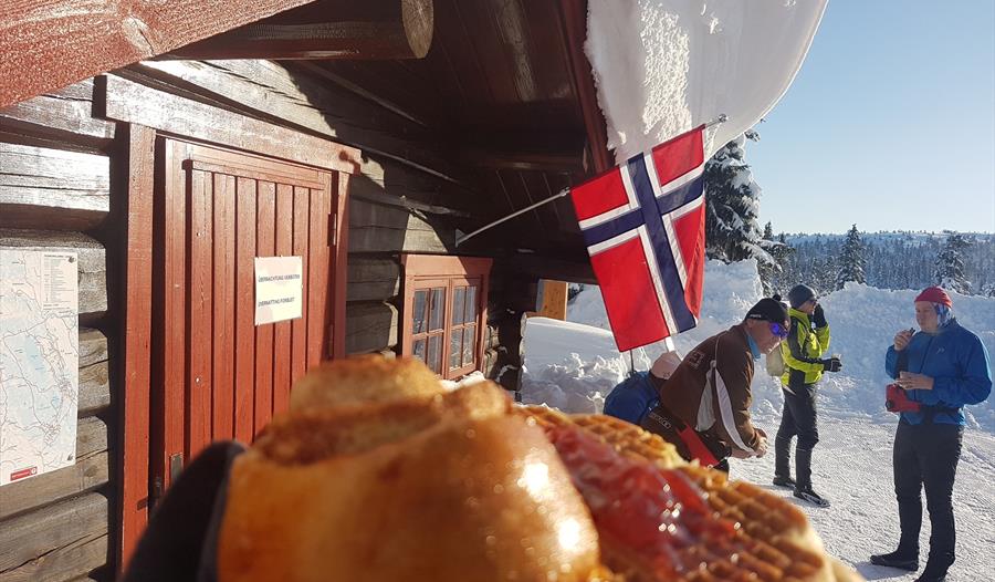 Vafler og kaffe i hytteveggen i strålende sol