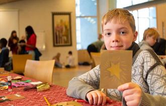 Aktivitetsdag i Løten kirke     Fredag 29. november inviterer Løten kirke alle som går i 3. - 5. trinn til en dag der fellesskap står i fokus.     Det vil være aktiviteter inne og ute, det blir lek, lytting, undring og kreativitet.  Dagen er gratis, og måltider blir servert.  Det er plass til 30 barn, så her er det først-til-mølla.     Detaljert program og informasjon sendes etter påmelding.     Spørsmål og påmelding rettes til menighetspedagog Ann-Elin Lium på telefon: 988 54578 eller på e-post: al843@kirken.no.        Foto: Den Norske kirke