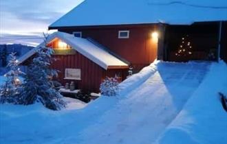 Gammeldags julemarked  med stemning i hus, fjøs og låve