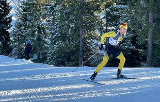 Skiskytter i langrennssporet